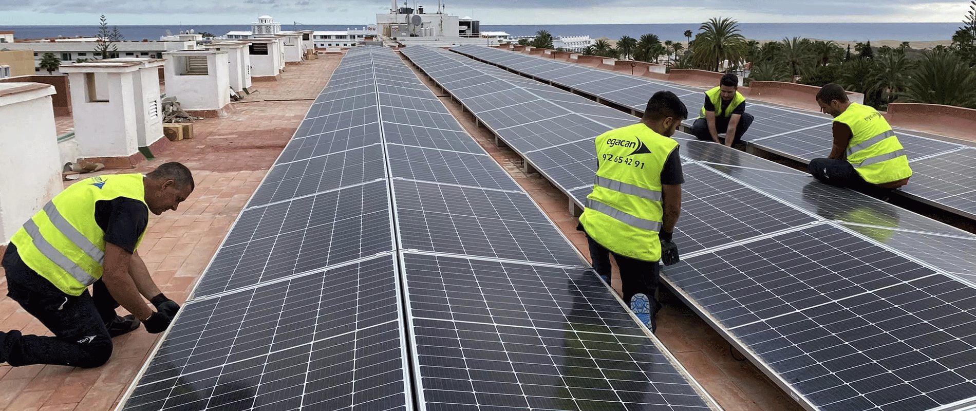 Técnicos de Egacan instalando paneles solares en una azotea de Tenerife