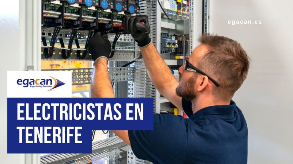 Electricista de Egacan trabajando en un cuadro eléctrico: electricistas en Tenerife