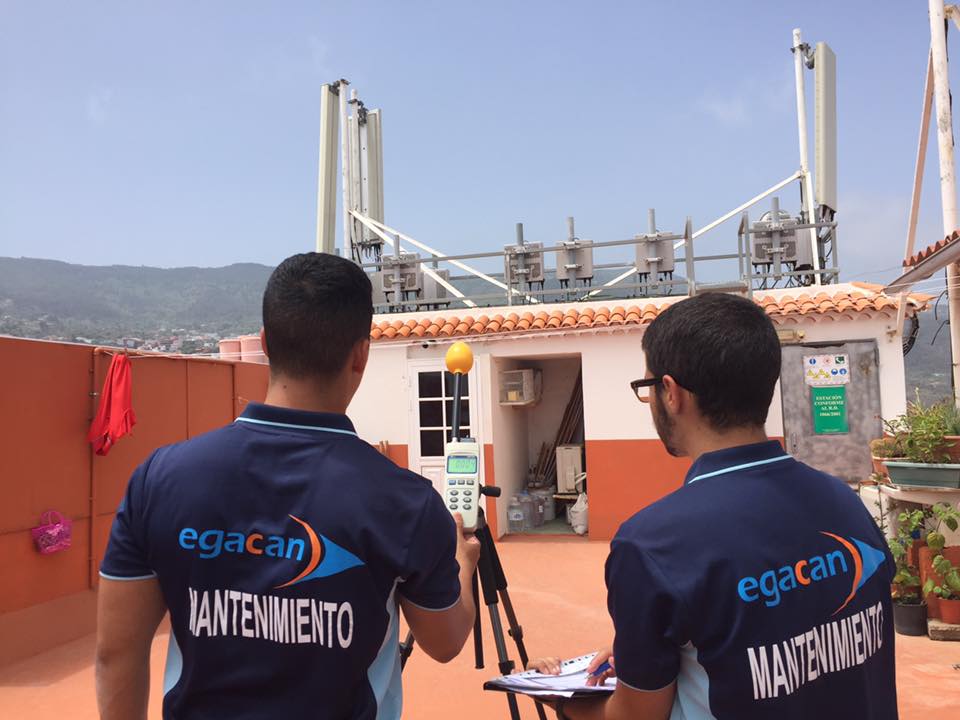 Técnicos de mantenimiento de Egacan midiendo en una azotea con antenas de telecomunicaciones